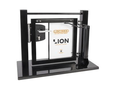 Gate display with Lion gate closer, industrial lock and 90° hinge - Information panel in Dutch