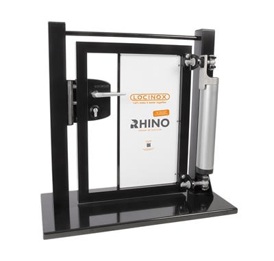 Gate display with Rhino gate closer, industrial lock and BoltonHD-4D hinge - Information panel in French