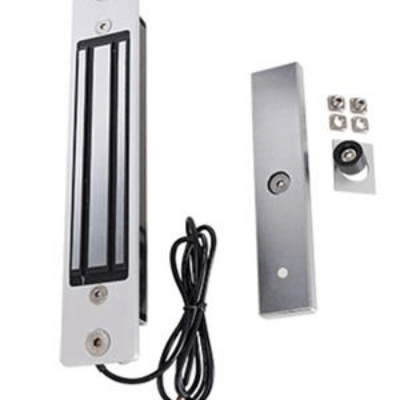 Integrated magnet lock for swing gates in RAL 9005