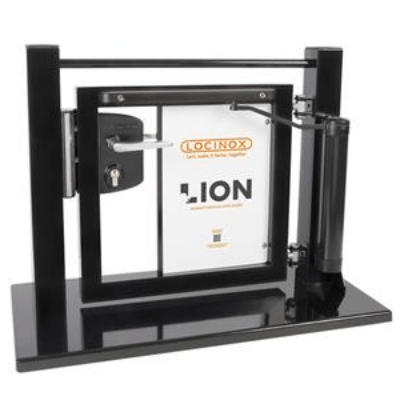 Gate display with Lion gate closer, industrial lock and 90° hinge - Information panel in German