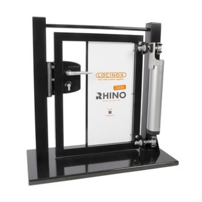 Gate display with Rhino gate closer, industrial lock and BoltonHD-4D hinge - Information panel in German