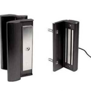 Surface mounted magnetic lock with integrated handles. For square posts and gate profiles of 40 mm to 80 mm, 600 kg pulling force in RAL 9005 with 3006PULL handle